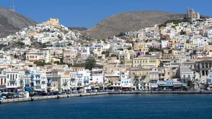 Vrei să locuiești gratuit în Grecia? O insulă caută voluntari pentru îngrijirea pisicilor