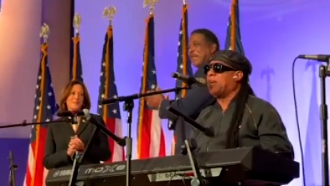 Kamala Harris a împlinit 60 de ani, iar Stevie Wonder i-a cântat „La mulţi ani”