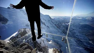 Deasupra prăpastiei: Cea mai nouă atracţie turistică din Europa, la aproape 4 kilometri altitudine - FOTO, VIDEO