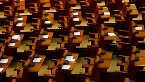 Guvernul trebuie format repede şi să deţină o majoritate solidă în Parlament