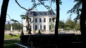 Misterul din spatele cumpărătorului celei mai scumpe case din lume a fost rezolvat. Cine este de fapt proprietarul castelului de 300 milioane dolari