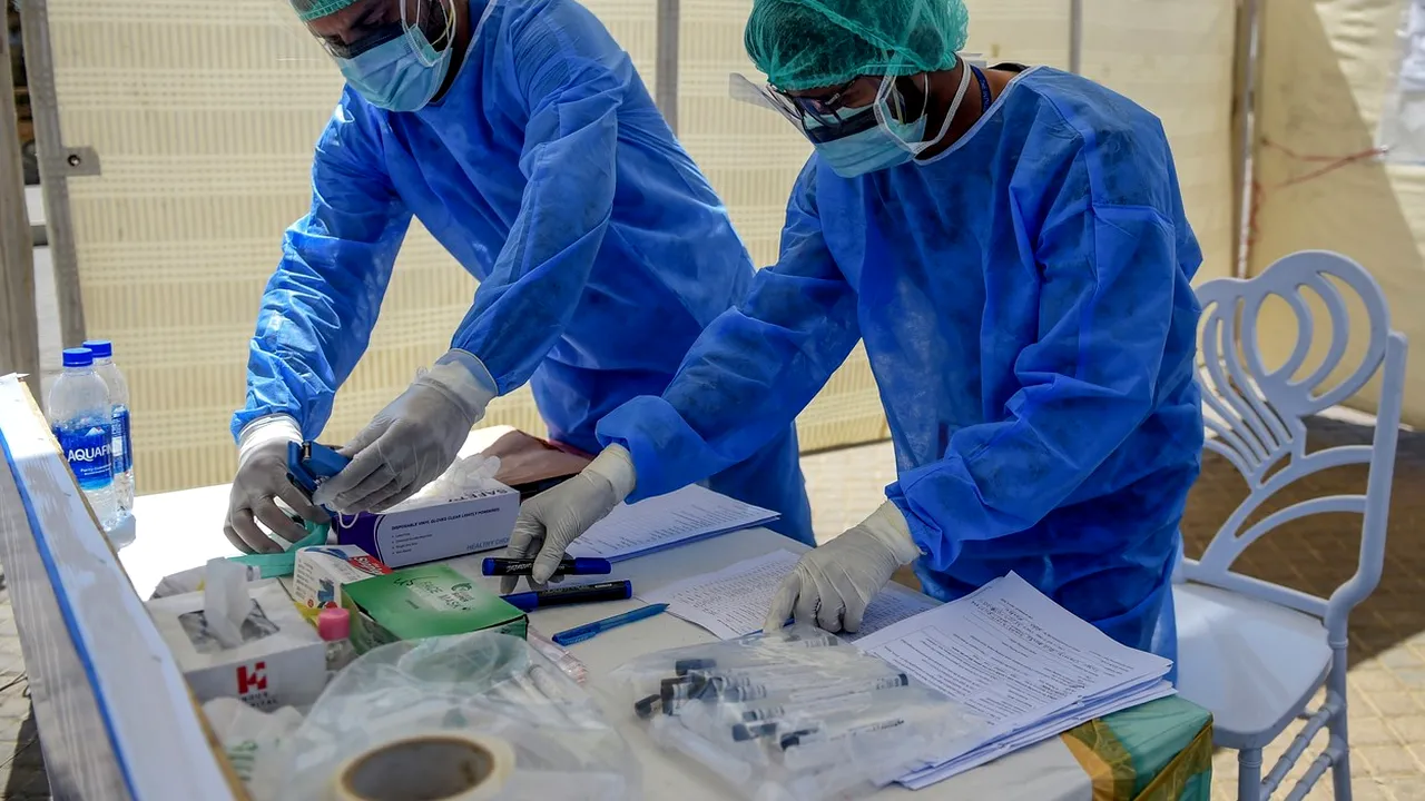 Poţi fi infectat cu noul coronavirus, chiar dacă testele au rezultat negativ. Experţi: ”Presupunem că oricine poate răspândi virusul