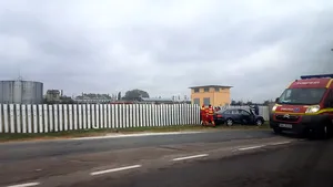 Un tânăr fără permis, care a condus drogat pe contrasens şi s-a certat cu paramedicii, a provocat un accident rutier | FOTO, VIDEO 