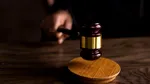 A refuzat să zboare și a fost concediat. Firma îi plătește 52.000 de euro