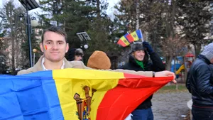 Zeci de  tineri moldoveni au protestat la Suceava cerând repetarea alegerilor prezidenţiale din Republica Moldova - FOTO