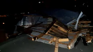 Trei persoane, între care doi copii au fost rănite de un acoperiş smuls de vânt, în Hunedoara