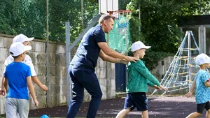 Şevchenko a vizitat o şcoală şi s-a jucat cu copiii care au scăpat din război