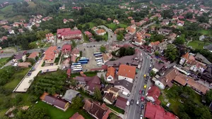 Modernizarea drumului spre Bran-Moieciu, plin de gropi şi traversat de sute de turişti anual, în paşi de melc. De ce nici la sfârşitul anului viitor nu se va putea circula pe noua şosea 