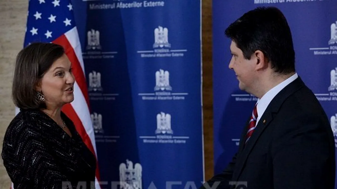 Victoria Nuland i-a oferit lui Titus Corlăţean un buchet de flori. Ministrul de Externe împlineşte astăzi 46 de ani