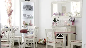 REPORTAJ: Locul în care bucuriile costă opt lei, iar oamenii fără posibilităţi le primesc gratis. Se află chiar în centrul Capitalei - FOTO