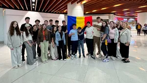 Avionul care i-a adus acasă pe elevii români aflați în vacanță la Dubai a aterizat la București