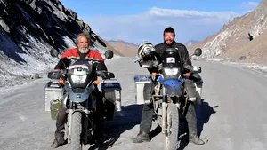 REPORTAJ: Doi fotografi români, tată şi fiu, au călătorit cu motocicletele prin Asia aproape 70 de zile - FOTO