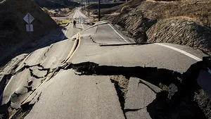 FENOMEN CIUDAT: Un drum din California, devastat de cratere. Specialiştii nu au o explicaţie - FOTO, VIDEO