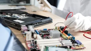 5 greșeli care îți distrug laptopul fără să îți dai seama