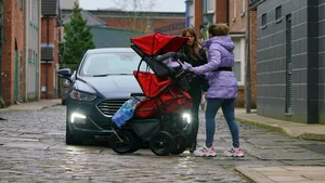 Bucureştean care plimba copilul cu căruciorul, lovit de o maşină. Şoferul a fost găsit de poliţişti