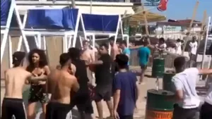 VIDEO: Bătaie în Vama Veche. Mai mulţi tineri au fost filmaţi când îşi împărţeau pumni şi picioare pe plajă. Poliţia s-a autosesizat