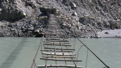 TURISM Cel mai periculos pod din lume a devenit o atracție turistică. Trecătorii poartă veste de salvare