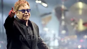 Elton John a strâns peste 6 milioane de dolari, prin fundaţia lui de caritate, la petrecerea organizată în seara Oscarurilor