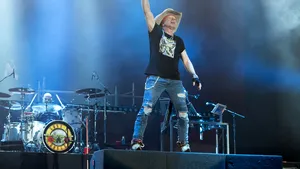 VIDEO | Solistul trupei americane Guns N' Roses şi-a speriat fanii cu o căzătură urâtă pe scenă