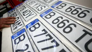 Numerele auto între YAD şi SEX. 20.000 de şoferi au trecut la plăcuţa cu trei cifre