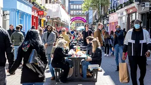 VIDEO Imagini cu normalitatea care acum pare ireală. Primul weekend de relaxare în Marea Britanie. Sărbătoare la Londra