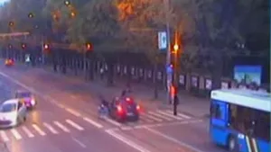 O bonă şi copilul pe care aceasta îl îngrijea, loviţi de un autoturism pe o trecere de pietoni - VIDEO
