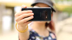 Un selfie i-a salvat viaţa. A dus la diagnosticarea unei tumori cerebrale la o femeie