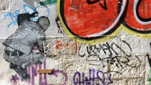 Grafferii desenează pe gardul Poliţiei Capitalei