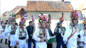 Suceava: Peste 1.500 de urători, la Festivalul obiceiurilor de iarnă din centrul oraşului