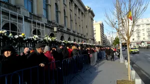 Mii de persoane îi aduc şi astăzi omagii Regelui Mihai. Lascăr Duiliu Zamfirescu, fost coleg de clasă: Eu am o pierdere imensă / Prinţul Charles şi regele Juan Carlos I al Spaniei ajung vineri la Bucureşti| FOTO