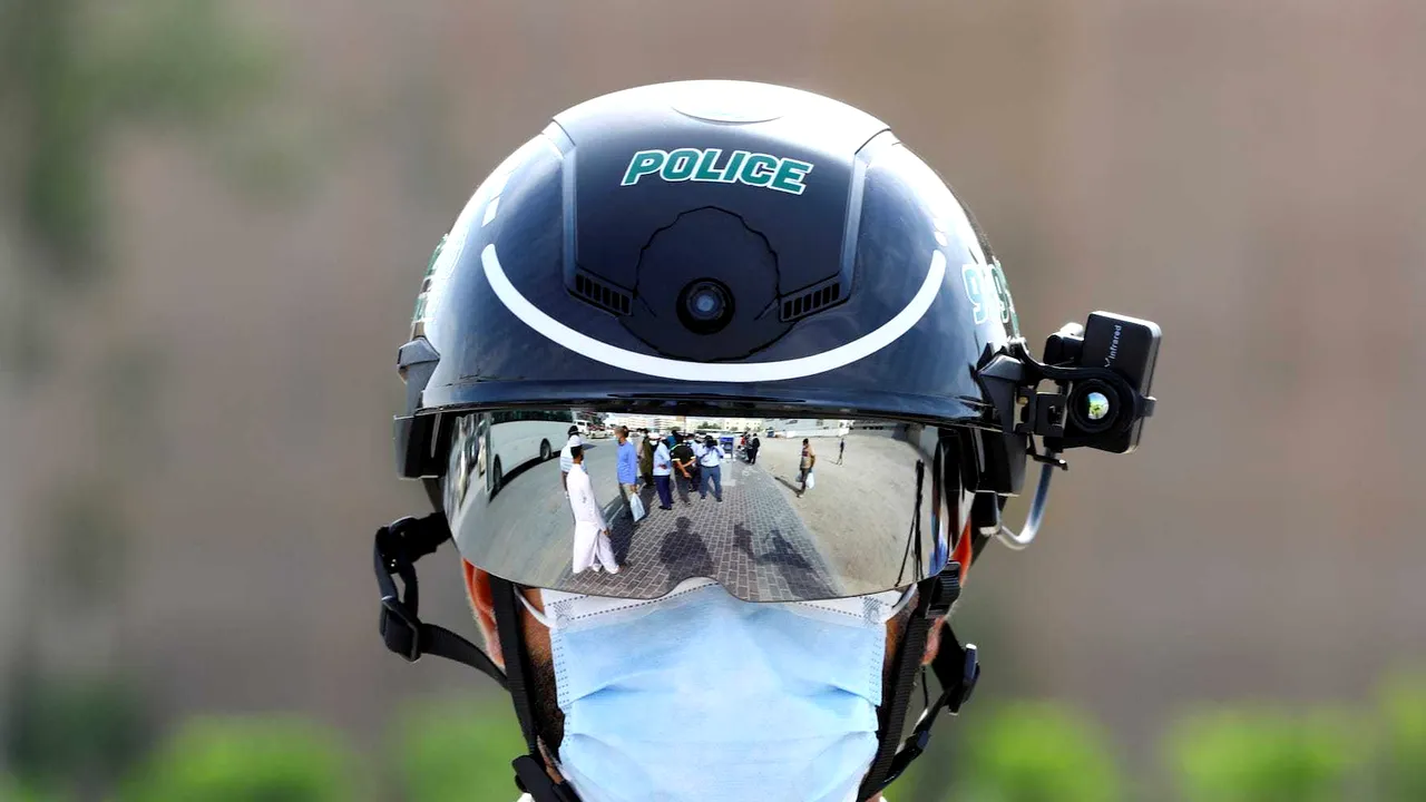 VIDEO Poliţiştii cu căşti de supraveghere ne vor identifica şi ne vor lua temperatura din mers. Se întâmplă deja în China, Dubai şi Italia 