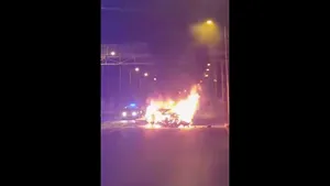 Un tânăr a ars de viu în propria maşină. Autoturismul a luat foc, urmare a unui accident rutier | VIDEO
