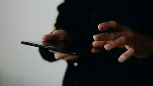 Ce trebuie să facă părinții și profesorii în cazul în care cei mici sunt expuși abuzului online? Cum se pot proteja copiii de mesajele inconfortabile