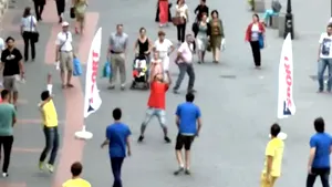 FLASHMOB: Premieră în istoria media din România. Golul lui Hagi de acum fix 20 de ani, recreat pe Lipscani de jurnaliştii ProSport