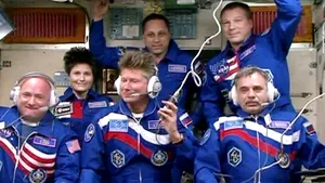 Primul echipaj de astronauţi care va petrece un an pe Staţia Spaţială Internaţională a sosit pe avanpostul spaţial