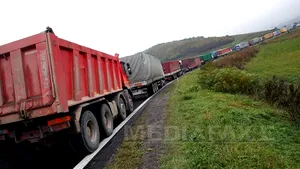 Circulaţia rutieră pe A3 blocată pe un sens după ce un camion a luat foc în mers a fost reluată