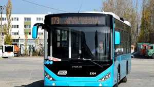 Un autobuz a luat foc în Autobaza Nordului din București.