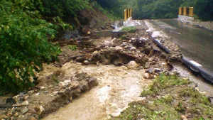 Drumul spre Sarmizegetusa Regia, distrus de ape, trebuie reparat în 5 zile de firma care-l întreţine - GALERIE FOTO