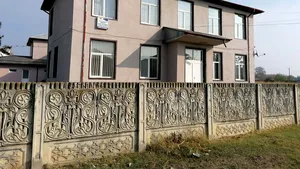 FOTO | Toaletă la preţ de apartament, amenajată în curtea unei şcoli de la ţară. Haznaua urât mirositoare a unei vile, la doar câţiva paşi
