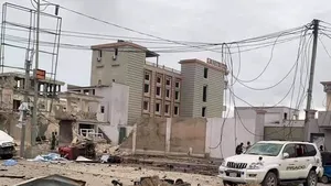 VIDEO: Explozie capcană urmată de focuri de armă în Somalia. „Oamenii fug mâncând pământul”