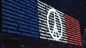 Trupa U2 a compus un cântec în memoria victimelor ucise în atentatele teroriste de la Paris - VIDEO