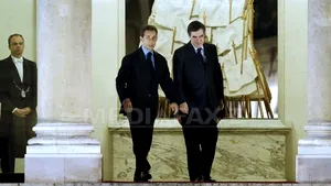 Guvernul francez demisionează, înaintea unei remanieri anunţate cu mai multe luni în urmă