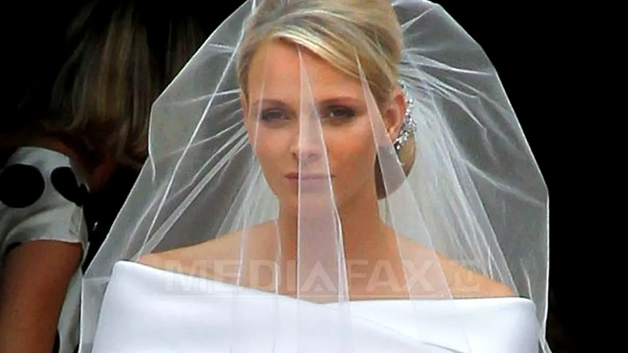 Rochia principesei Charlene de Monaco, decorată cu mii de cristale Swarovski şi perle. Este mai frumoasă decât cea purtată de Kate Middleton? - FOTO
