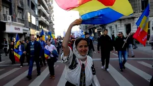 Mii de persoane participă în Capitală la un marş pentru unirea Basarabiei cu România - FOTO