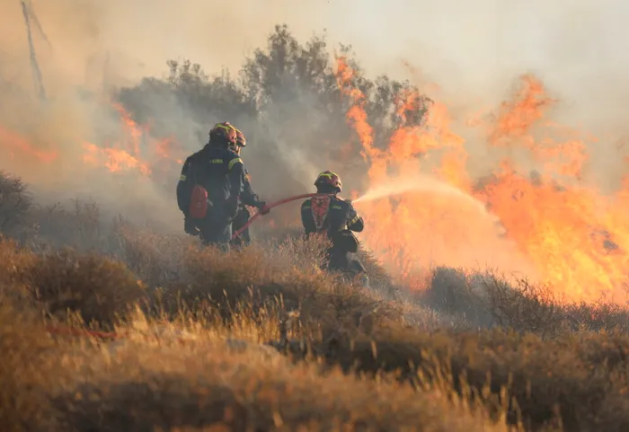 NEWS ALERT Accident în apropiere de Atena. Două elicoptere de stingere s-au ciocnit în timpul misiunii împotriva incendiilor. Patru persoane aflate la bord, transportate la spital