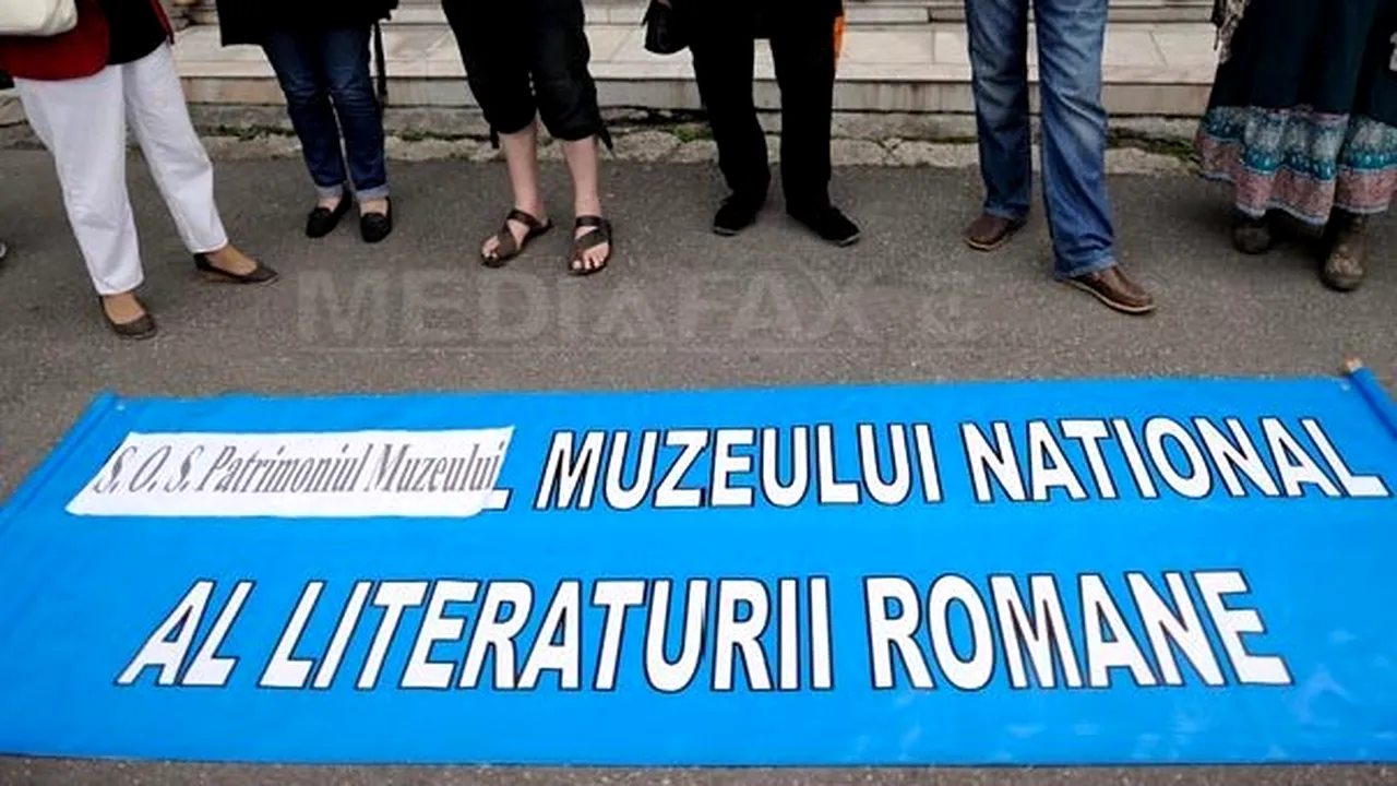 Protest la Muzeul Literaturii: Peste 20 de persoane au atras atenţia că instituţia rămâne fără sediu