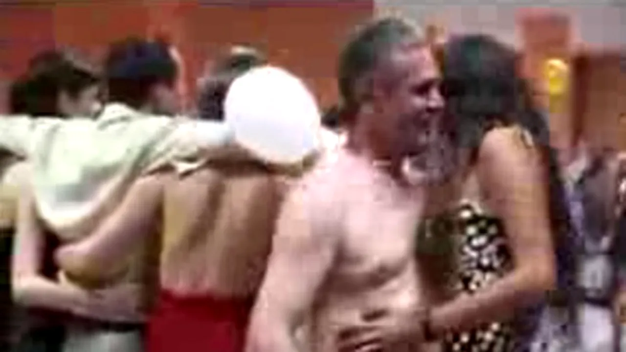 Alba: Profesori filmaţi făcând striptease (Video)