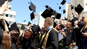 Bani de studii, pentru chirie şi distracţii. Ce bănci mai dau credite pentru studenţi?