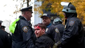 Protestatar de origine română, plin de sânge după ce a fost bătut de poliţie la New York - VIDEO