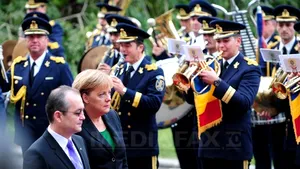Cancelarul german Angela Merkel a ajuns la Guvern, unde a fost primită de Boc cu onoruri militare